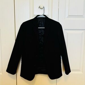 Black Calvin Klein suit and pants set. Condition is like new. Size 12 for boys.